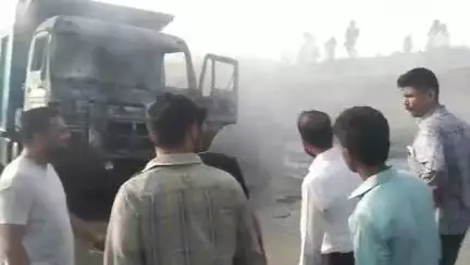 ऊधमसिंहनगर : ओवरटेक करने में 2 डम्परों की भीषण भिड़ंत एनएच 74 पर दोनों डंपरों में लगी आग #national #uttarpradesh #viral