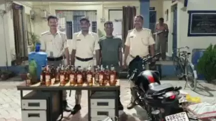 बंदरा: बंदरा नुनफर गांव से विदेशी और देसी शराब के साथ कारोबारी पिता-पुत्र गिरफ्तार, जेल भेजे गए