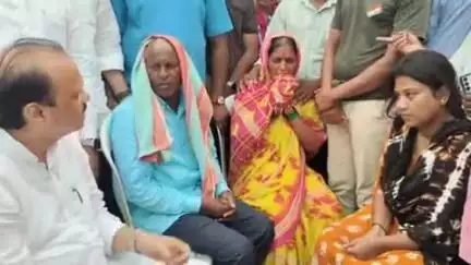 देगलूर: उपमुख्यमंत्री अजित पवार यांनी देगलूर येथे शहीद जवान सचिन वनंजे यांच्या कुटुंबियांची घरी जाऊन सांत्वन करत घेतली भेट