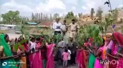 सुरगाणा: आमदा येथे पर्यावरण संरक्षणासाठी वृक्षांची वाजत गाजत मिरवणूक काढून नागरिकांना करण्या आले लागवडीचे आवाहन