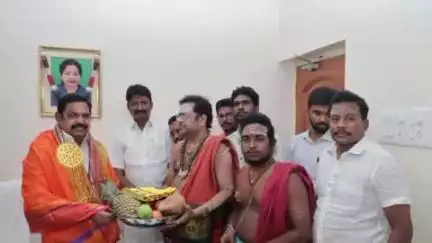 பவானி: சேலம் முன்னாள் முதல்வர் முகாம் அலுவலகத்தில் ஈரோடு ஆதீனம் முன்னாள் சேர்மன் ஆகியோர் சந்திப்பு