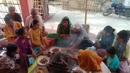 टेढ़ागाछ: टेढ़ागाछ प्रखंड में विश्व शांति के लिए सुहिया हाट दुर्गा मंदिर में हवन कार्यक्रम आयोजित
