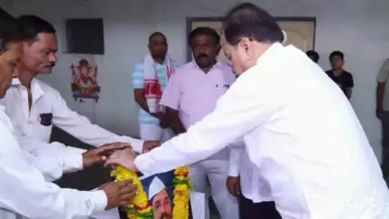 रेणापूर: आमदार रमेशआप्पा कराड यांच्याकडून पानगाव येथे कुलकर्णी परिवाराचे सांत्वन