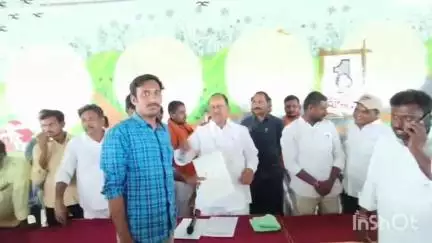 సంగెం: గీసుకొండ మండలానికి చెందిన లబ్ధిదారులకు సీఎంఆర్ఎఫ్ చెక్కులను పంపిణీ చేసిన ఎమ్మెల్యే