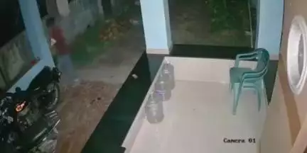 കരുനാഗപ്പള്ളി: ആദിനാട് കുഴുവേലിമുക്കിന് സമീപം മോഷ്ടാവെന്ന് സംശയിക്കുന്ന യുവാവ് വീട്ടിൽ പരിശോധന നടത്തുന്നതിന്റെ ദൃശ്യങ്ങൾ പുറത്ത്