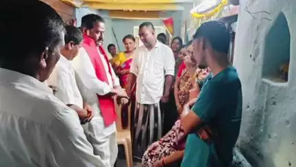 మాచారెడ్డి: పాల్వంచ లో విర మరణం పొందిన గ్రేహాండ్స్ కానిస్టేబుల్ శ్రీధర్ కుటుంబ సభ్యులను పరామర్శించిన ఎమ్మెల్యే రమణారెడ్డి