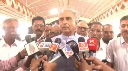 ಹುಕ್ಕೇರಿ: ಪಾಕಿಸ್ತಾನ ಹಾಗೂ ಭಾರತ ನಡುವೆ ನಡೆಯುತ್ತಿದ್ದ ಯುದ್ಧ ನಿಲ್ಲಿಸಿಬಾರದತ್ತು: ಹುಕ್ಕೇರಿ ಪಟ್ಟಣದಲ್ಲಿ ಸಭಾಪತಿ ಬಸವರಾಜ ಹೋರಟ್ಟಿ ಪ್ರತಿಕ್ರಿಯೆ