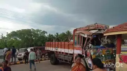 ನರಸಿಂಹರಾಜಪುರ: ಪಟ್ಟಣದ ಬೈಪಾಸ್ ರಸ್ತೆಯಲ್ಲಿ ಚಾಲಕನ ನಿಯಂತ್ರಣ ತಪ್ಪಿ ಬಸ್‌ ಸ್ಟಾಂಡ್‌ ಗೆ ಗುದಿದ್ದ ಲಾರಿ