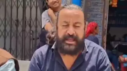 रुद्रप्रयाग: साइन बोर्ड हटाने को लेकर धरने पर बैठे सेमी भैंसारी के ग्रामीण, समर्थन देने पहुंचे जननेता त्रिभुवन चौहान #jansamasya