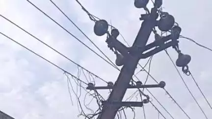 झौथरी: सीमलवाड़ा कस्बे में शनिवार रात अज्ञात वाहन ने विद्युत पोल को टक्कर मारी, रविवार दोपहर बिजली बहाल हो सकी