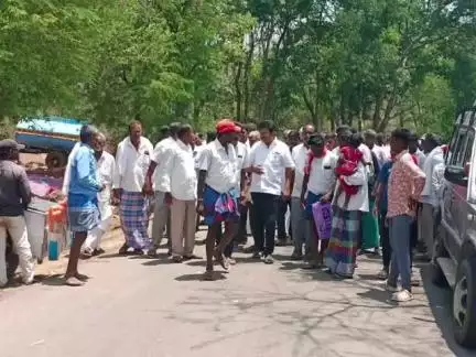 தேன்கனிகோட்டை: ஜவளகிரி-நந்திமங்கலம் சாலையில் உள்ள ஜல்லி மாரியம்மன் கோவில் சிறப்பு பூஜைகளில் பங்கேற்று வழிபட்ட தளி MLA இராமச்சந்திரன்