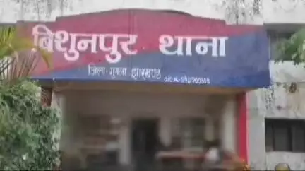 बिशुनपुर: हाकाजांग गांव के जंगल में सखुवा के पेड़ पर दुपट्टे से लटका मिला युवक का शव, पुलिस जांच में जुटी