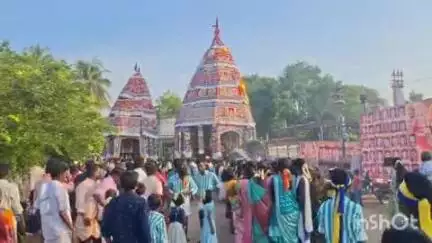 செந்துறை: ஈச்சங்காடு கிராமத்திலுள்ள ஸ்ரீ லட்சுமி நரச்சிம்ம  பெருமாள் கோவிலில், தேர் திருவிழா