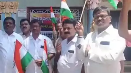 ತರೀಕೆರೆ: ಯೋಧರ ಒಳಿತಿಗಾಗಿ ಪಟ್ಟಣದ ಮಾಜಿ ಸೈನಿಕರಿಂದ ಸಾಲುಮರದಮ್ಮ ದೇವಸ್ಥಾನದಲ್ಲಿ ವಿಶೇಷ ಪೂಜೆ ಸಲ್ಲಿಸಿ, ಕಾಲ್ನಡಿಗೆ ಜಾಥಾ