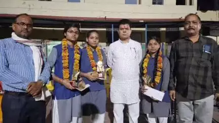 गढ़ाकोटा: परीक्षा में अव्वल आए छात्र-छात्राओं को नगर पालिका अध्यक्ष के प्रतिनिधि ने किया सम्मानित