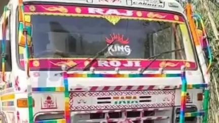 আউশগ্রাম ২: অতিরিক্ত বালিবোঝাই করে যাওয়ার অভিযোগে ২টি ডাম্পার ও বেআইনিভাবে বালি নিয়ে যাওয়ার অভিযোগে ১টি ট্রাক্টরকে আটক করল পুলিশ