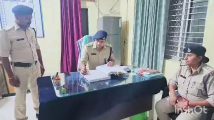 खनियाधाना: SDOP पिछोर ने रात्रि में थाना मायापुर का औचक निरीक्षण किया, गश्त पर लगे बल की भी जाँच की