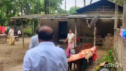 নদুৱাৰত নিশা প্ৰচণ্ড ধুমুহাত ক্ষতিসাধন হোৱা লোকসকলৰ ঘৰ পৰিদৰ্শন কৰে বিধায়ক পদ্ম হাজৰীকাই