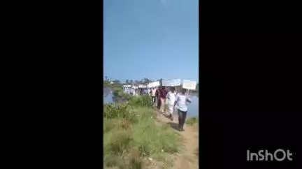 കൊച്ചി: വിവിധ ആവശ്യങ്ങളുന്നയിച്ച് ജനകീയ സമര സമിതി എടവനക്കാട് പ്രതീകാത്മക എക്കൽ വാരൽ സമരം നടത്തി