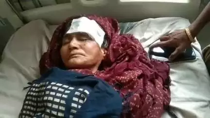 हमीरगढ़: चित्तौड़ रोड के समीप चलती बाइक में कपड़े आने से महिला अनियंत्रित होकर गिरी, गंभीर घायल अवस्था में अस्पताल भर्ती