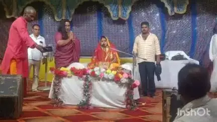 मोहड़ा: बीकैपुर गांव में मुखिया ने प्रवचन देने वाले को अंग वस्त्र देकर सम्मानित किया