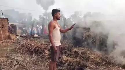 महागामा प्रखंड क्षेत्र के कित्तापथार गांव मे लगा आग चार परिवार के घर जलकर हुआ राख