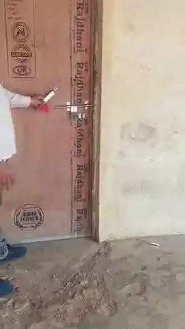 ग्राम पंचायत मलेवर नौगढ़ चंदौली के आधे अधूरे पंचायत भवन में अधिकारी के जगह बाहरी मजदूरों अड्डा,