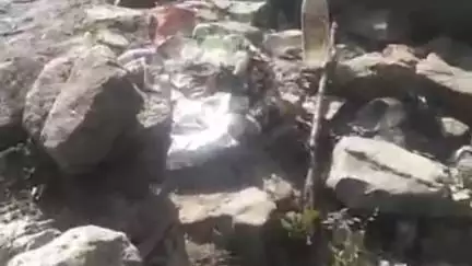 मोरंग: ठंगी गाँव के बस स्टेण्ड पर शराब की बिखरी बोतलें, स्थानीय निवासी गोकुल ने पंचायत से सख्त कार्रवाई की मांग की