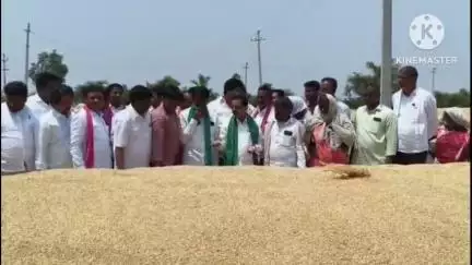 పెద్దఅడిశర్లపల్లి: ఘణపురం గ్రామంలో ధాన్యం కొనుగోలు కేంద్రాన్ని పరిశీలించిన మాజీ ఎమ్మెల్యే రవీంద్ర కుమార్ నాయక్