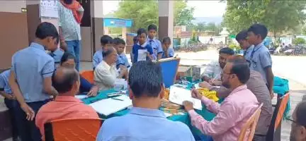 बरवाडीह: बरवाडीह समुदायिक स्वास्थ्य केंद्र ने स्कूली बच्चों के लिए स्वास्थ्य शिविर का किया आयोजन