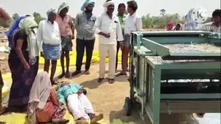 పెద్దవంగర: పోచంపల్లి గ్రామంలోని ధాన్యం కొనుగోలు కేంద్రంలో వడదెబ్బకు గురై, గుగులోతు కిషన్ అనే రైతు మృతి