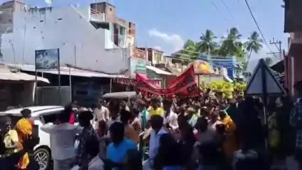 பெரியகுளம்: தேவதானபட்டியில் சாம்பான் வம்சாவழியினர் முளைப்பாரி பால்குடம் எடுத்து திருவிழாவில் நேர்த்திகடன் செய்தனர்