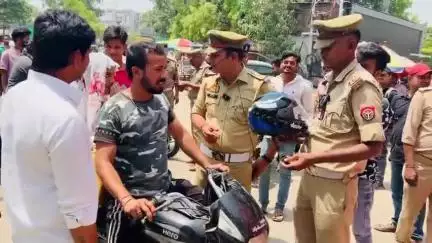 🛑गाजियाबाद:-यातायात पुलिस द्वारा जागरूकता अभियान चलाकर दो पहिया वाहन चालकों को हेलमेट वितरित किए गए।#traffic #news