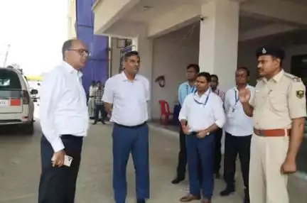 जिला निर्वाचन पदाधिकारी-सह-जिला पदाधिकारी, पटना द्वारा आसन्न विधानसभा निर्वाचन, 2025 हेतु प्रयोग में लाए जाने वाले ई०वी०एम० और वी०वी०पैट० की प्रथम स्तरीय जांच (एफएलसी) फुलवारीशरीफ स्थित वी०वी०पैट० वेयरहाउस में हो रहे कार्य का निरीक्षण किया