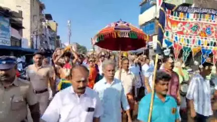 சிங்கம்புனரி: சித்தர் முத்து வடுகநாத சுவாமி கோவிலில் சித்ரா பௌர்ணமி விழா "5,000மேற்பட்டோர் பால்குடம் எடுத்து வழிபாடு "