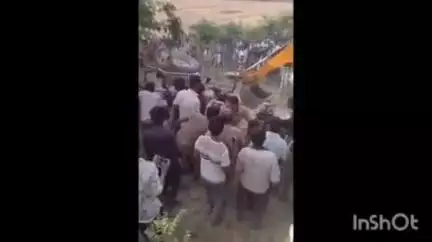 मिहींपुरवा: मिहींपुरवा मार्ग पर मौरंग से लदी ट्रैक्टर ट्रॉली पलटी, स्टेरिंग में फंसे चालक का इलाज जारी