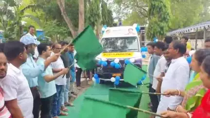 ইটাহার: ইটাহার BDO অফিস প্রাঙ্গণে বিধায়ক তহবিল থেকে ইটাহার পঞ্চায়েত সমিতিকে উন্নতমানের অ্যাম্বুল্যান্স প্রদান, উপস্থিত বিধায়ক