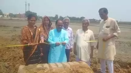 মানবাজার ২: আঁকরো মিশরী বাঁধের সংস্কারের সূচনা করা হলো,উপস্থিত সভাপতি,জেলা পরষদের পূর্ত কর্মাধ্যক্ষ