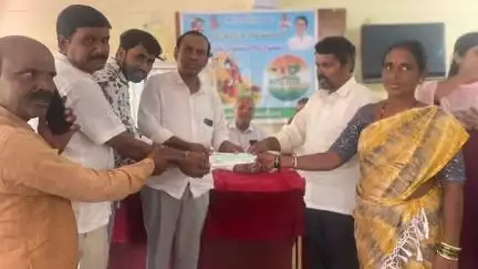 రేగోడు: రేగోడు మండలంలో కళ్యాణ లక్ష్మి, షాదీ ముబారక్  చెక్కుల పంపిణీ