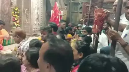 कळवण: बौद्ध पोर्णिमा निमित्यांने सप्तश्रृंगगडावर भाविकांची प्रंचड गर्दी दर्शनासाठी लागल्या बाऱ्या