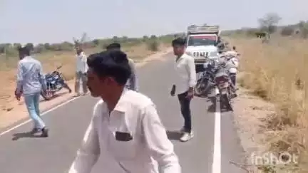 मूंडवा: रुण ग्वालू के बीच सवारी से भरी पिकअप पलटी, दर्जन भर लोग हुए घायल, ग्रामीणों ने पहुंचाया अस्पताल