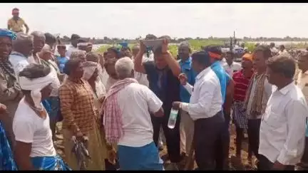 ಸವಣೂರು: ತವರಮೇಳ್ಳಿಹಳ್ಳಿ ಗ್ರಾಮದಲ್ಲಿ ಉದ್ಯೋಗ ಖಾತ್ರಿ ಕಾಮಗಾರಿ ಸ್ಥಳಕ್ಕೆ ಶಾಸಕ ಪಠಾಣ್ ಭೇಟಿ ನೀಡಿ ಶ್ರಮಾದಾನ ಮಾಡಿದರು