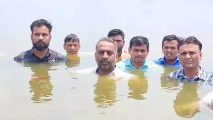 मंगरूळपीर: मंगरूळपीर तालुक्यातील शेलुबाजार परिसरातील सोनल धरणात जलसमाधी आंदोलनाला सुरुवात