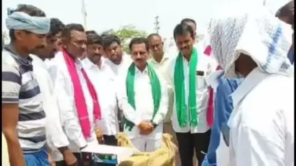 కొండమల్లేపల్లి: మండల కేంద్రంలోని వ్యవసాయ మార్కెట్ యార్డులోని ధాన్యం కొనుగోలు కేంద్రాన్ని పరిశీలించిన మాజీ ఎమ్మెల్యే రవీంద్ర కుమార్