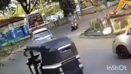 വൈക്കം: കീഴൂർ തെരുവത്ത് ശാസ്തവളവിൽ സ്‌കൂട്ടറിൽ കാറിടിച്ച് ബാലന് പരിക്കേറ്റു