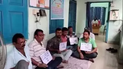 ইসলামপুর: একাধিক দাবিকে সামনে রেখে উত্তরবঙ্গ রাষ্ট্রীয়পরিবহন সংস্থার উত্তরবঙ্গ রাষ্ট্রীয়পরিবহন শ্রমিক কর্মচারী ঐক্য মঞ্চের ধর্না