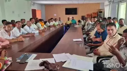 पिपरा: हरिहरगंज प्रखंड सभागार में एमओ ने पीडीएस डीलरों के साथ बैठक की