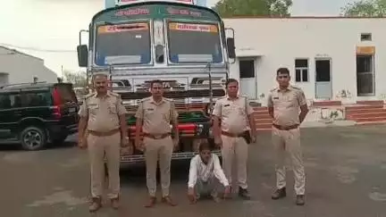बनेड़ा: रायला पुलिस को मिली बड़ी कामयाबी, चंदन की लकड़ी से भरा ट्रक व तस्कर को दबोचा, कांस्टेबल नारायण व राजेश रहे नायक