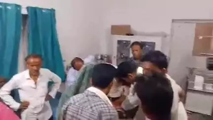 पाकुड़िया: सिदो कान्हू चौक के पास बोलेरो की टक्कर से महिला की मौत मामले में परिजनों ने मुआवजे की मांग को लेकर सड़क को किया जाम