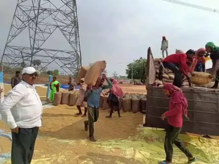 చివ్వెంల: తూకా వేసిన ధాన్యాన్ని వెంటనే మిల్లులకు తరలించాలి: అదనపు కలెక్టర్ రాంబాబు